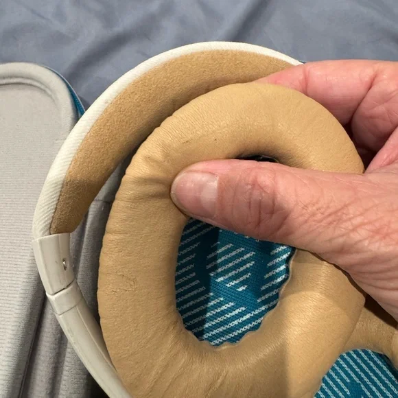 Bose Silver and White Over-Ear Headphones - Picture 5 of 6